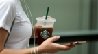 Starbucks tuyên bố ngừng sử dụng ống hút bằng nhựa